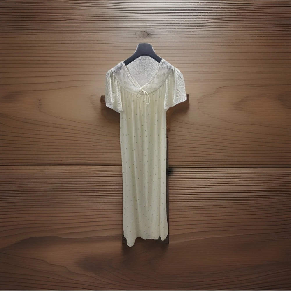 Val Mode Vintage Elegant Cream Nightgown with Lace Trim